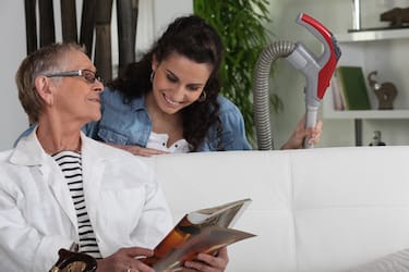 Femme senior et aide à domicile